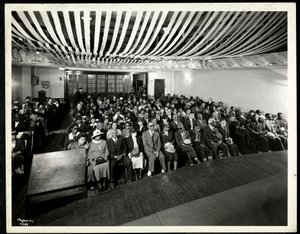 摘自1937年纽约纽约东59街111号（银色明胶印刷品）纽约盲人协会礼堂彩色派对的观众舞台